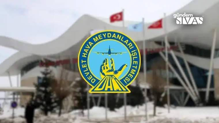 Kar önündeki havaalanı terminalinde Türk bayrakları ve DHMİ logosu görülüyor.