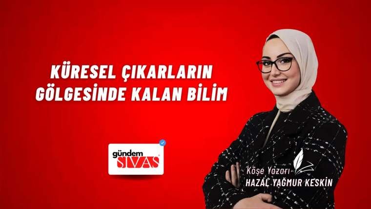 Kırmızı arka planda, başında başörtüsü olan bir kadın, siyah-beyaz desenli bir ceket giymekte.