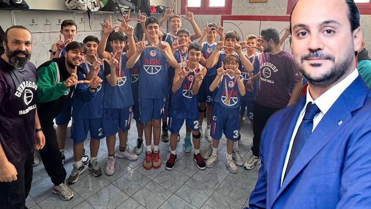 Salon içinde basketbol formaları giyen gençler ve iki yetişkin birlikte poz verirken görülüyor.
