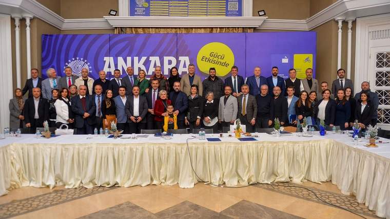 Ankara Kent Konseyi toplantısında katılımcılar, uzun bir masa etrafında bir araya gelmiş.