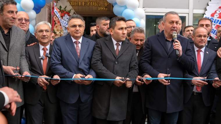Kurdele kesen kalabalık, yeni hizmet binasının açılışında bir araya gelmiş.