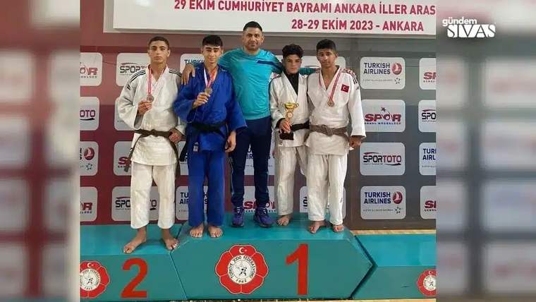 Madalyalı beş genç sporcu, derece kürsüsünde yan yana duruyor; arkada turnuva logoları bulunuyor.