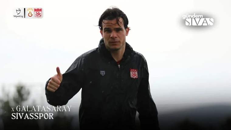 Siyah montlu bir kişi, üzerinde Galatasaray ve Sivasspor yazıları bulunan görselde başparmağını kaldırıyor.
