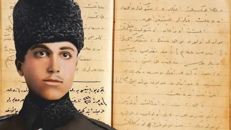 Askerî üniformalı bir kişinin portresi, arka planda el yazısıyla doldurulmuş iki defter sayfası görülüyor.
