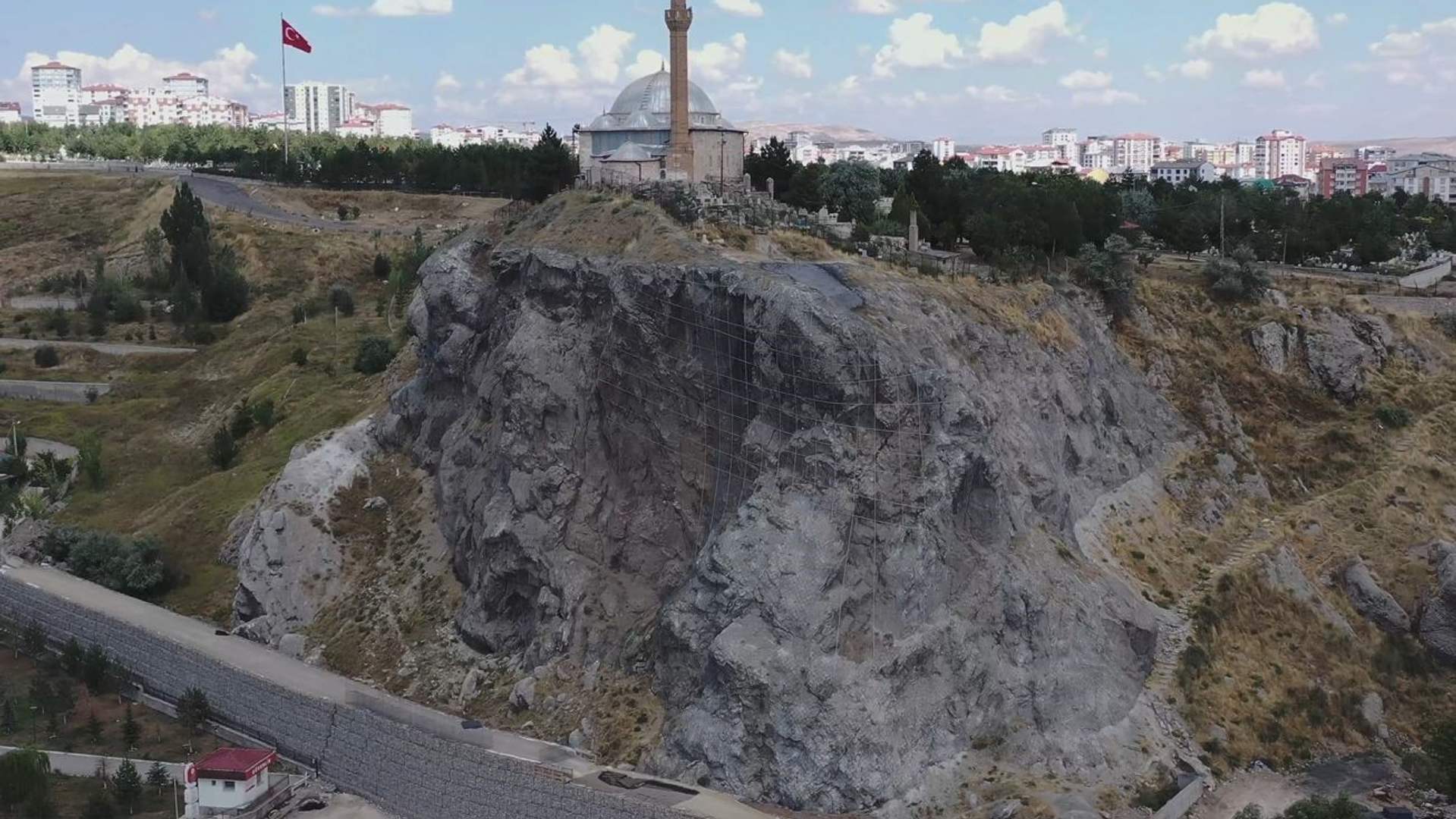 Sivas Yukarı Tekke’de türbe ve cami çevresinde kaya düşmesi riskine karşı çalışmalar sürüyor.