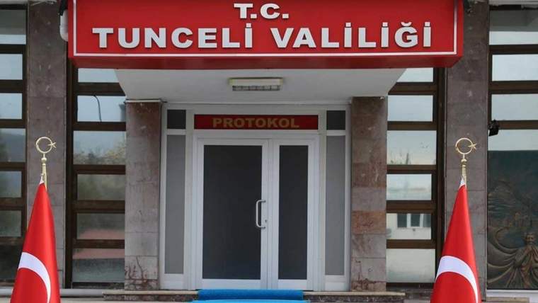 Tunceli Valiliği binasının girişinde kırmızı tabelası, Türk bayrakları ve protokol kapısı görülüyor.