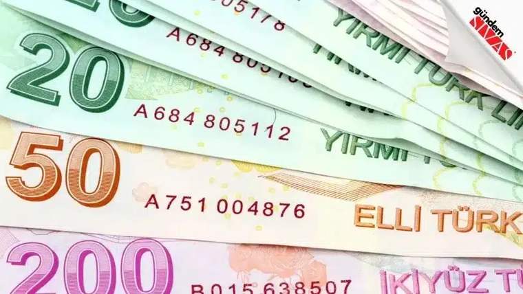 Farklı değerlerde Türk banknotları üst üste dizilmiş.