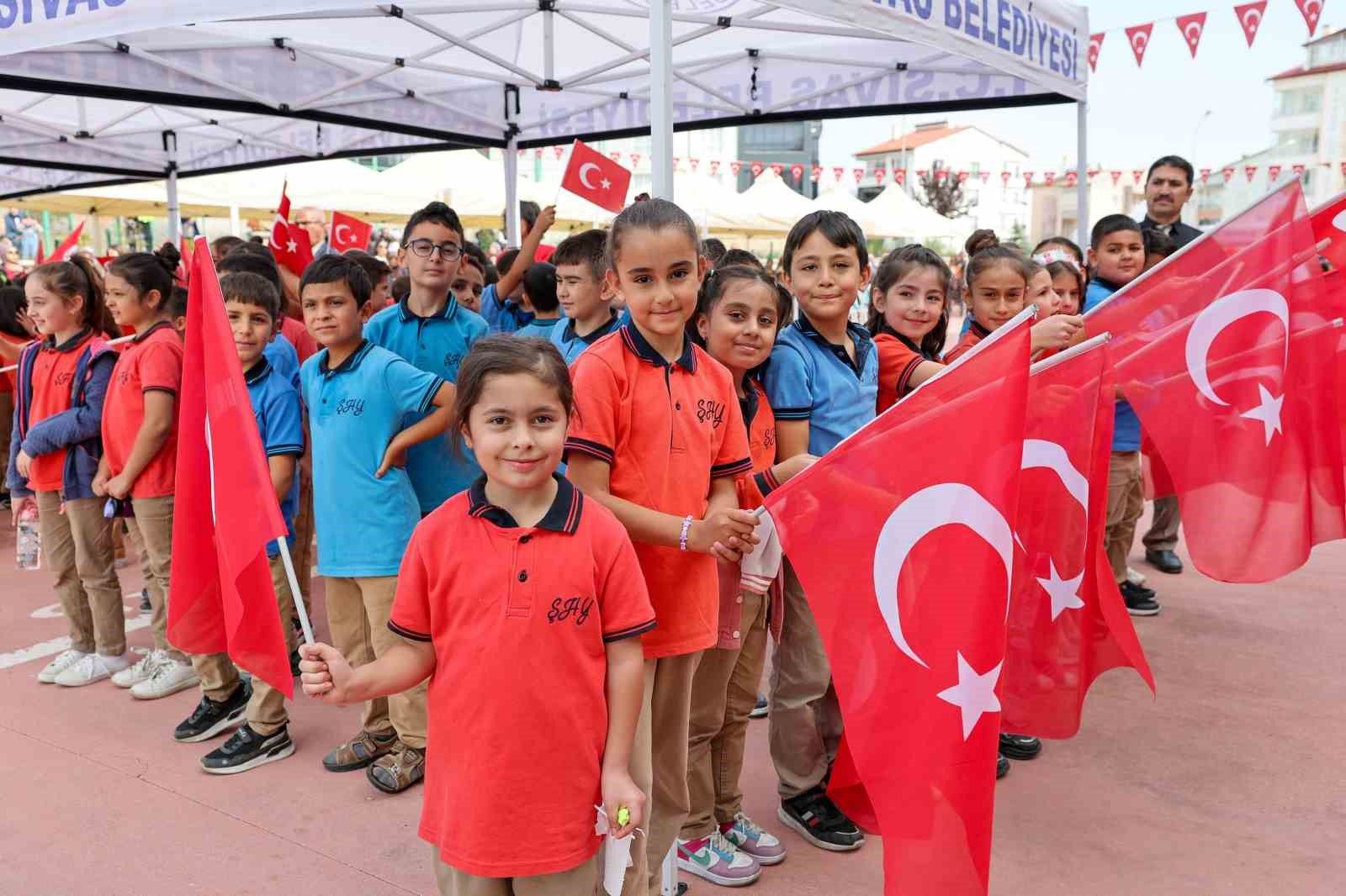 Sivas’taki kutlamada öğrenciler sahneye çıktı, Vali konuştu
