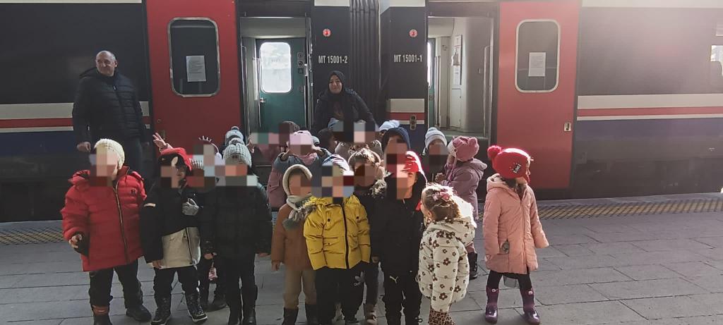 Kars 80. Yıl Cumhuriyet Anaokulu öğrencileri tren garını keşfetti! - Birlik Haber Ajansı