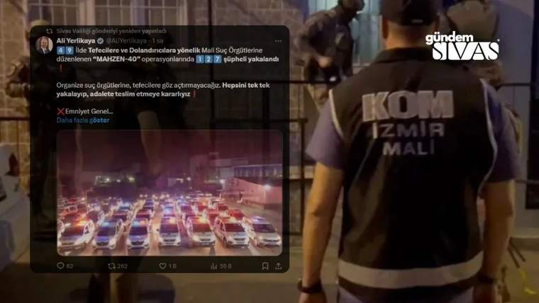 Üzerinde “KOM İzmir Mali” yazılı yelek giyen kişi, polis araçlarının yer aldığı paylaşımın önünde duruyor.