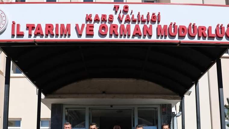 Üzerinde Kars Valiliği İl Tarım ve Orman Müdürlüğü yazan binanın giriş kapısı ve saçak bölümü