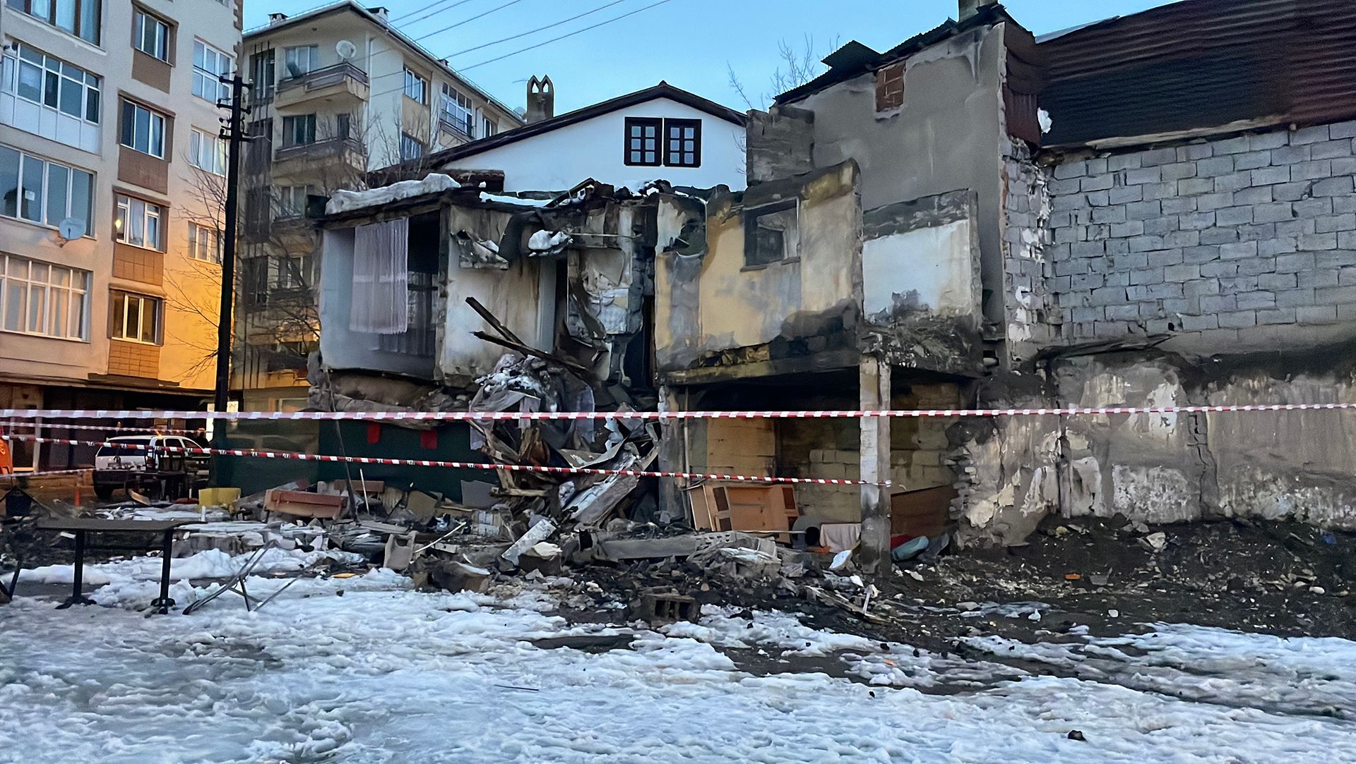 Sivas’ta Metruk Binada Beklenmedik Çökme: Halit Rıfat Paşa Mahallesi’nde Kısa Süreli Panik