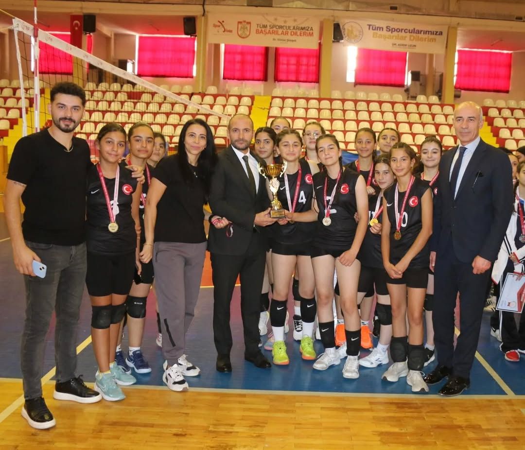 Sivas'ta Yıldız Kızlar Voleybol İl Birinciliği Heyecanı Sonuçlandı