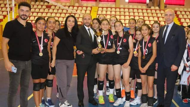 Sivas'ta Yıldız Kızlar Voleybol İl Birinciliği Heyecanı Sonuçlandı