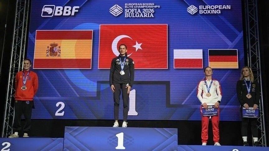 Bakan Bak'tan 10 Madalyalı Milli Boksörlere Tebrik