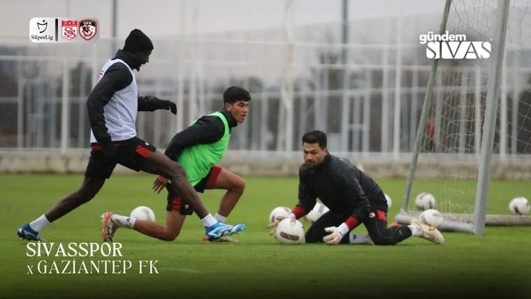 Antrenman sahasında üç futbolcu, kale önünde çok sayıda topla çalışıyor; görselde “Sivasspor x Gaziantep FK” yazıyor.