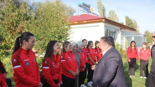 İşitme engelli kadın güreşçiler Sivas’taki kampı tamamladı