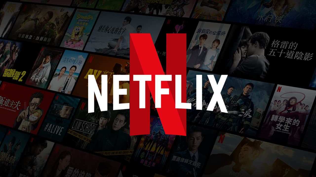 Netflix logosu, farklı film ve dizi afişlerinden oluşan koyu renkli kolajın ortasında yer alıyor.