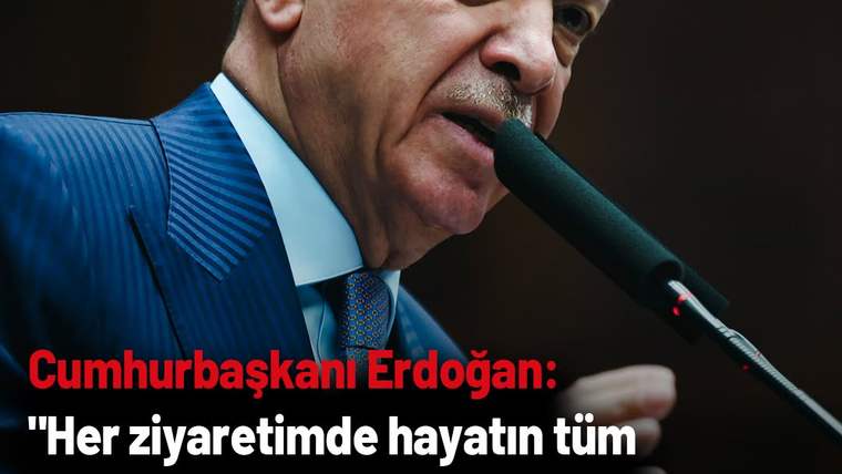Mikrofon karşısında konuşan, mavi takım elbiseli bir kişi; görüntünün alt bölümünde Türkçe yazılar yer alıyor.