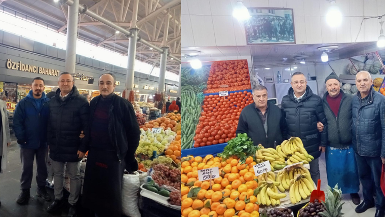 Bir pazar yerinde, sebze ve meyve tezgahlarının önünde duran dört kişi.