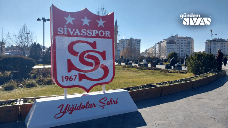 Sivasspor'un logosunun yer aldığı büyük bir tabela, park alanında duruyor.