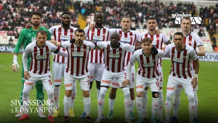 Yeşil kaleci forması ve kırmızı-beyaz çubuklu formalar giyen futbolcular, tribünler önünde takım halinde poz veriyor.