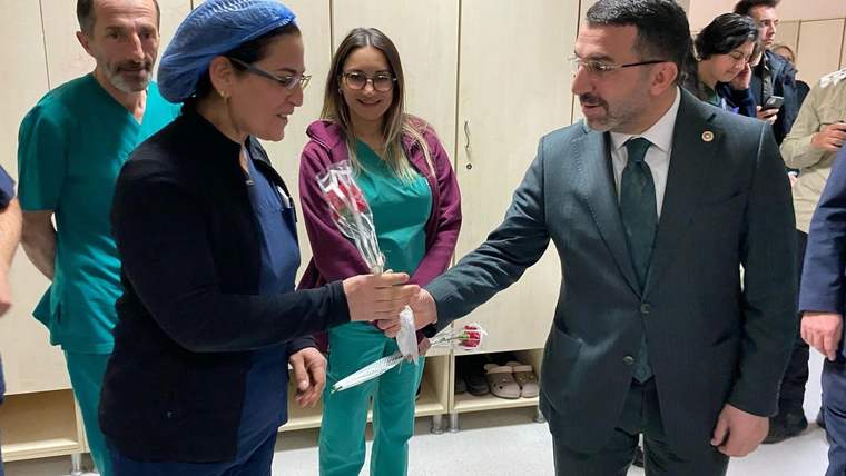 Kars Valisi Polat ve Milletvekili Çalkın, hastane çalışanlarının Tıp Bayramı'nı Kutladı - Birlik Haber Ajansı
