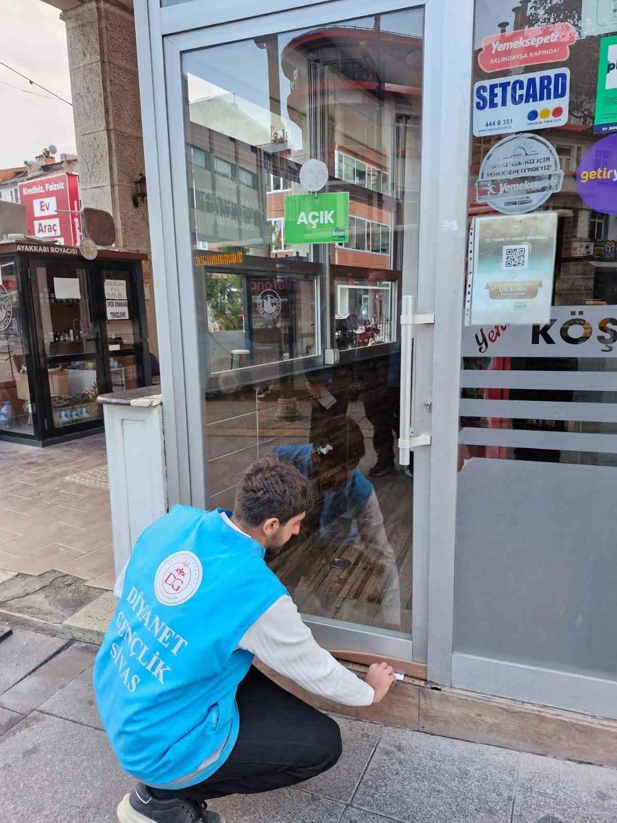 İlk siftah Sivas’ta öğrencilerden esnafın kapısına bırakıldı