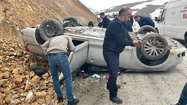 İmranlı’da Korkutan Kaza: Takla Atan Otomobilde 3 Kişi Yaralandı