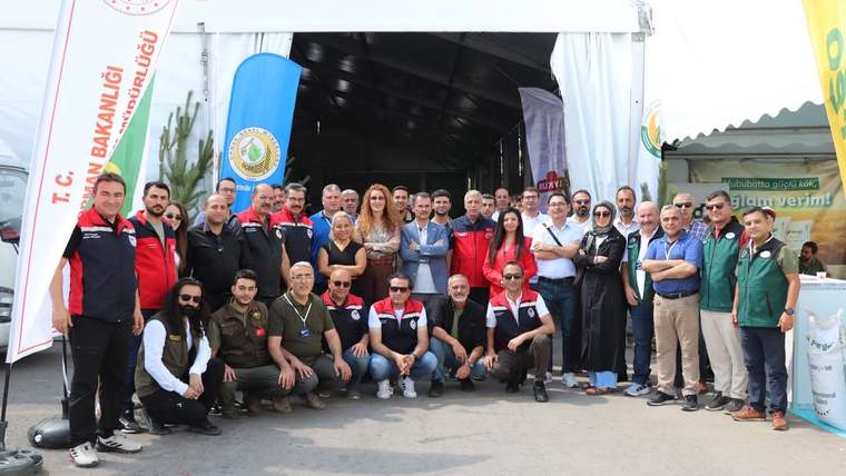 Agro Sivas Fuarı'nda katılımcılar, stant önünde topluca poz veriyor.