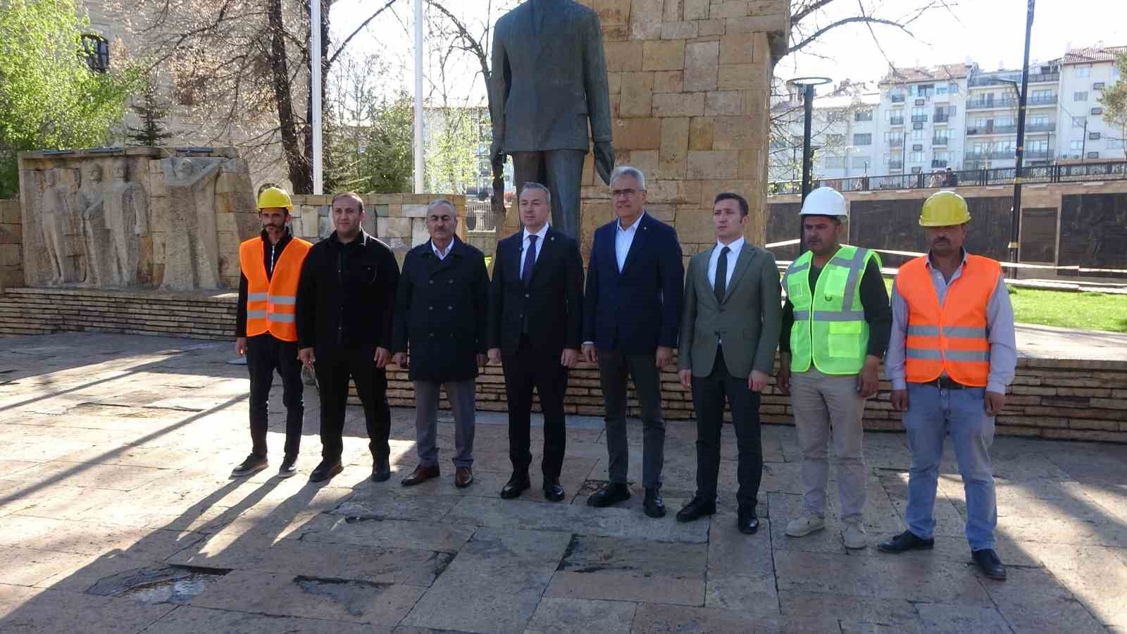 60 Yıllık Sivas Atatürk Anıtı Sarı Mermerlerle Yenileniyor