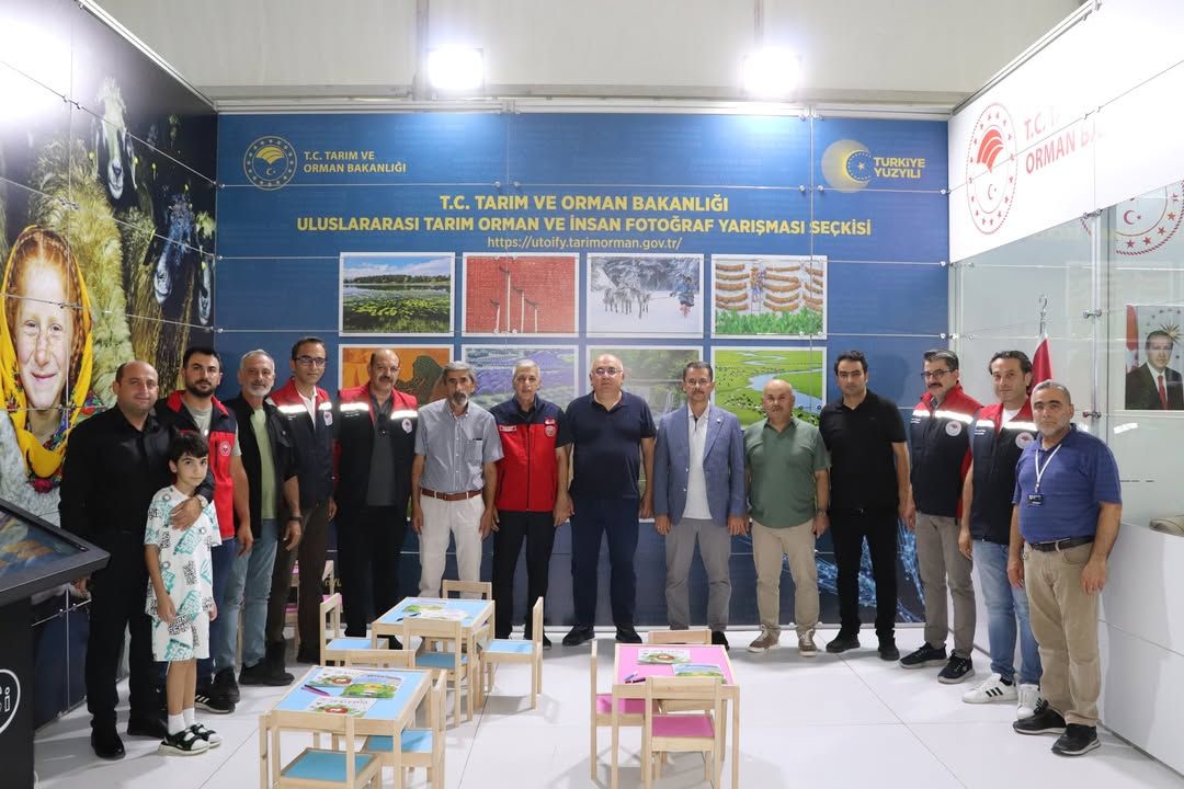 Tarım ve Orman Bakanlığı standında, aralarında bir çocuğun da bulunduğu grup birlikte poz veriyor.