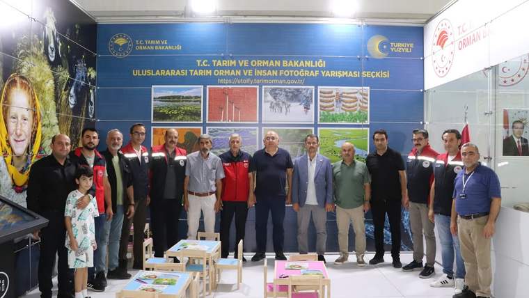 Tarım ve Orman Bakanlığı standında, aralarında bir çocuğun da bulunduğu grup birlikte poz veriyor.