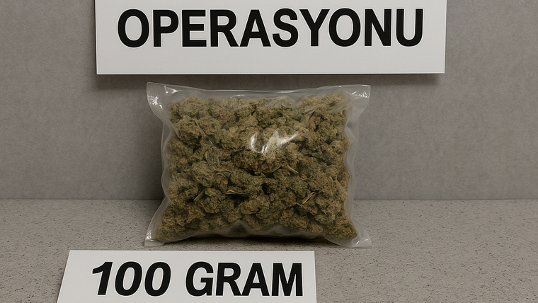 Şeffaf bir poşette 100 gram uyuşturucu madde, arka planda "Skunk Operasyonu" yazılı bir tabela var.