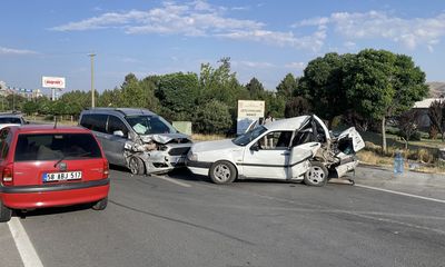 Sivas’ta Şiddetli Araç Çarpışması: Fiat Hurdaya Döndü, Sürücü Yaralandı