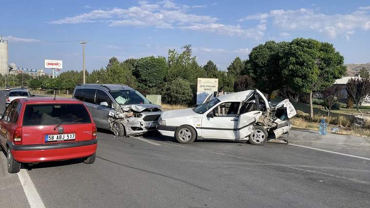 Sivas’ta Şiddetli Araç Çarpışması: Fiat Hurdaya Döndü, Sürücü Yaralandı
