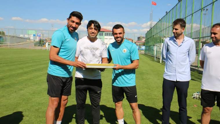 Sivas Gücü Belediye Spor'a Deneyimli Teknik Adam Yerlikaya'dan Moral Ziyareti