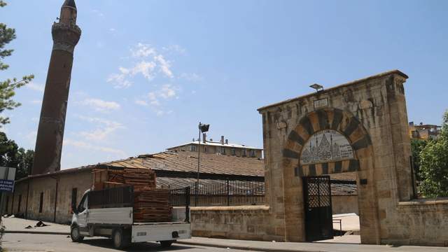 Tarihi Sivas Ulu Cami Restorasyonda: Gurbetçiler ve Ziyaretçiler Buruk Ayrıldı