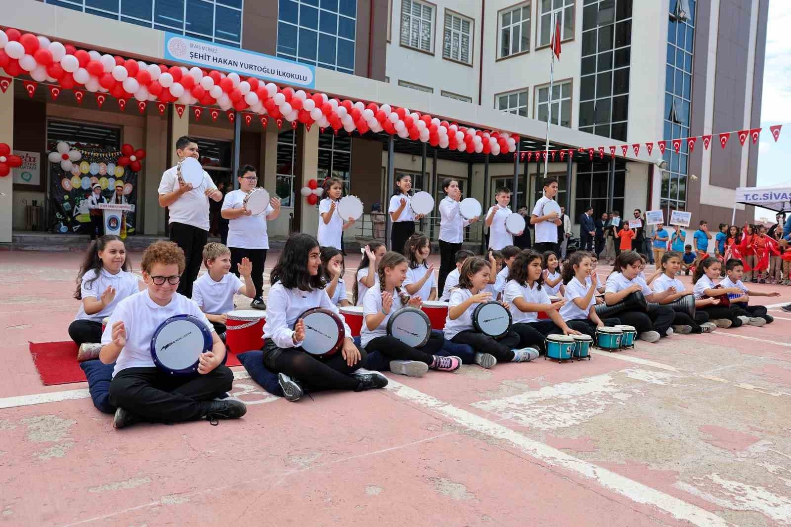 Sivas’taki kutlamada öğrenciler sahneye çıktı, Vali konuştu
