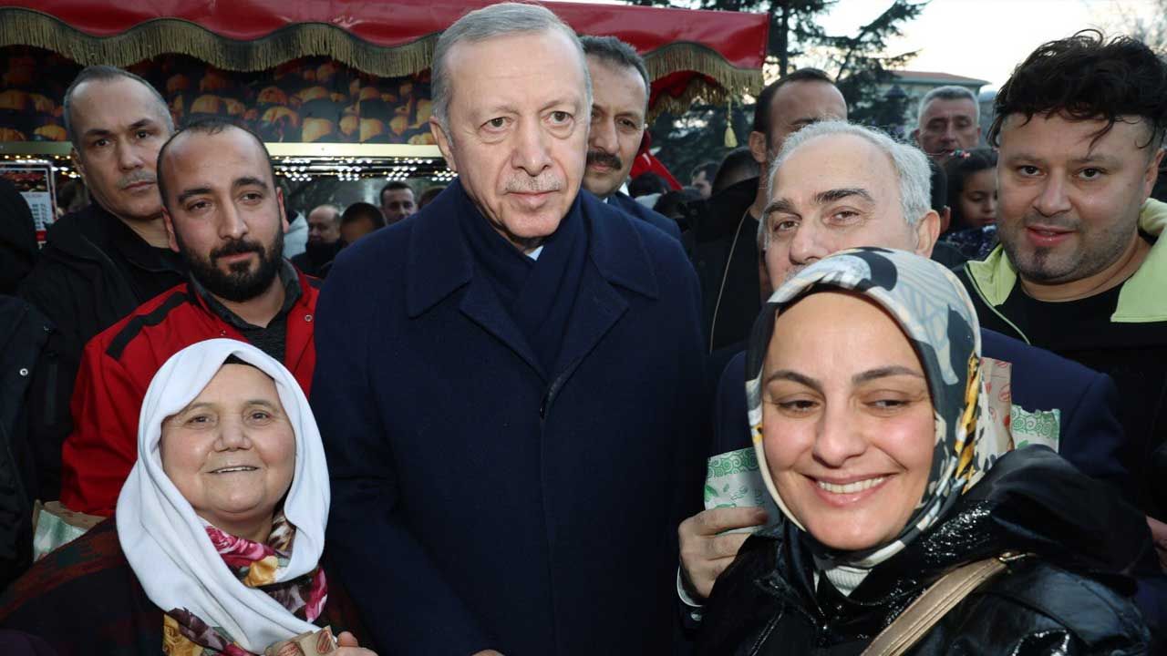 Cumhurbaşkanı Erdoğan, Sultanahmet'te vatandaşların Regaip Kandili'ni kutladı - Birlik Haber Ajansı