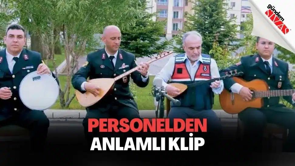 Açık havada üniformalı dört kişi, bağlama, gitar ve davulla müzik yaparken görülüyor.