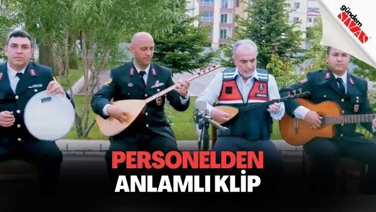 Açık havada üniformalı dört kişi, bağlama, gitar ve davulla müzik yaparken görülüyor.