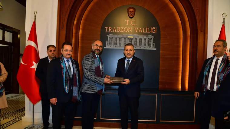 Trabzon Valisi Tahir Şahin, TİMBİR heyetiyle birlikte bir plaket takdim ediyor.