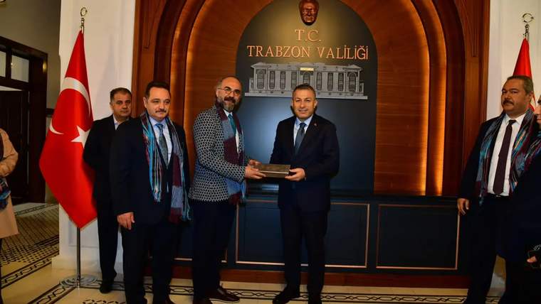 Trabzon Valisi Tahir Şahin, TİMBİR heyetiyle birlikte bir plaket takdim ediyor.