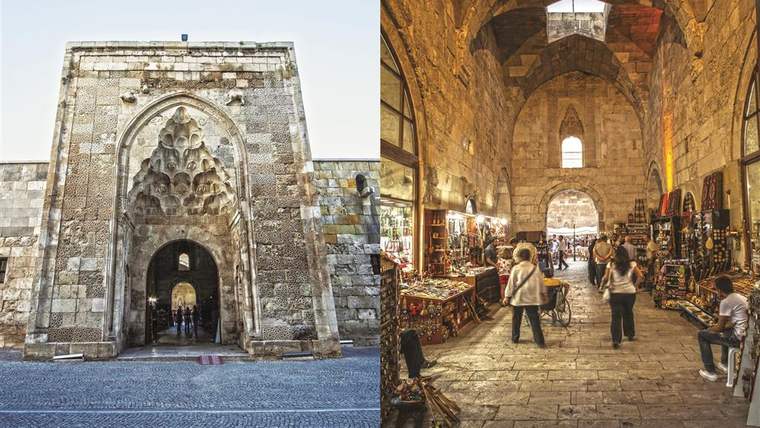 Sivas Şifaiye Medresesi'nin dış cephesi ve iç mekanında hediyelik eşya satan kişiler.