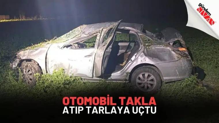 Gece çekiminde, tarladaki ağır hasarlı bir otomobilin yan ve üst bölümleri ezilmiş halde duruyor.