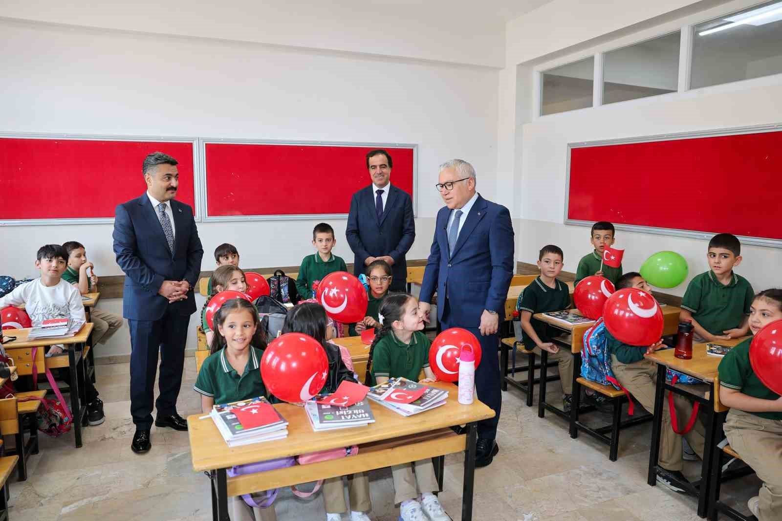 Cebecioğlu İlkokulunda ilk gün heyecanı ve Vali Şimşek ziyareti