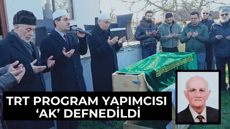 Yeşil örtüyle kaplı tabutun yanında dua eden erkekler ve köşede yaşlı bir erkeğin portresi görülüyor.
