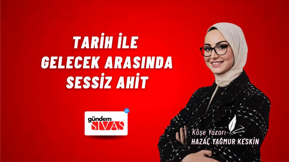 Kırmızı arka planda, başında başörtüsü olan bir kadın, siyah beyaz bir ceket giymekte ve gülümsemektedir.