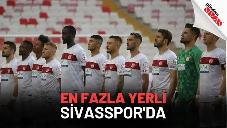 Sivasspor futbol takımı, sahada dizilmiş olarak poz veriyor.